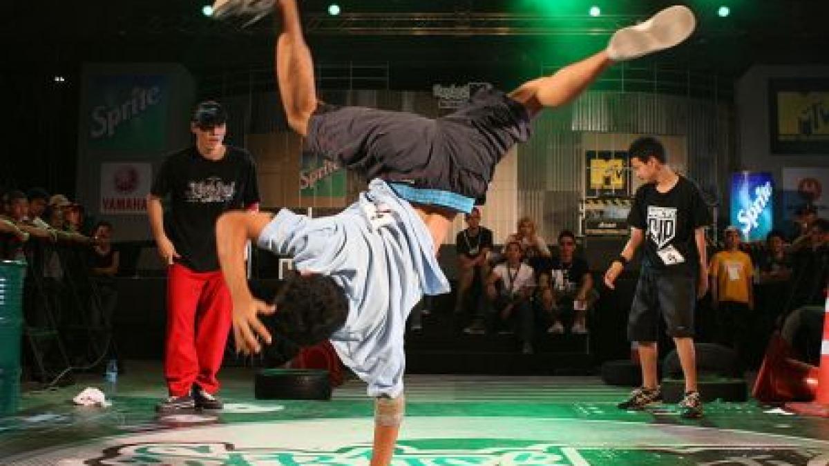 Sute de participanţi români şi străini, la un concurs de breakdance în Oradea