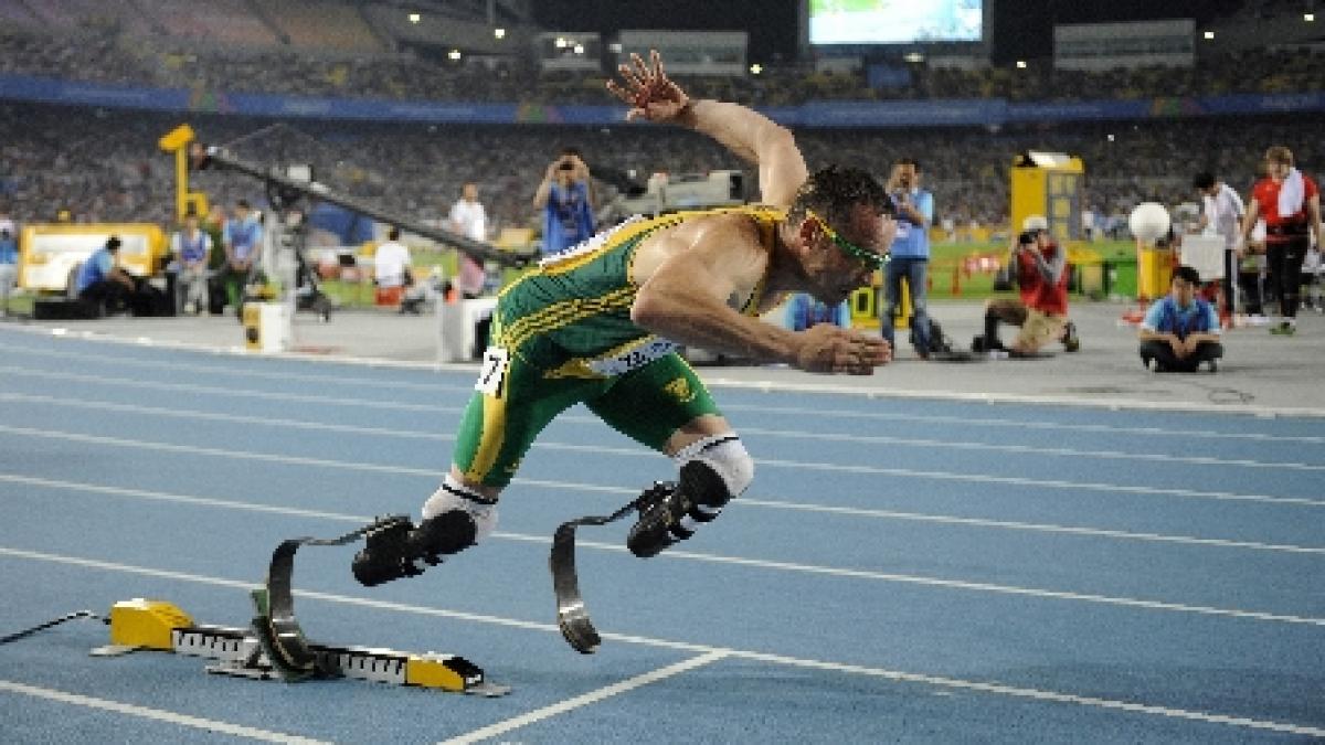 Atletul african cu ambele picioare amputate, Oscar Pistorius, calificat în semifinalele Campionatului Mondial