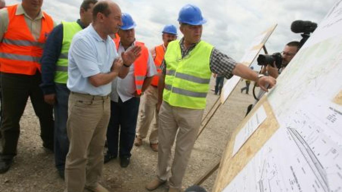 Băsescu: Constructorii „au o obligaţie morală faţă de mine să respecte termenul“ de finalizare a autostrăzii Bucureşti-Ploieşti