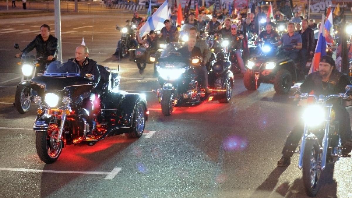 Rusia. Vladimir Putin a apărut pe un Harley Davidson la o întâlnire a motocicliştilor