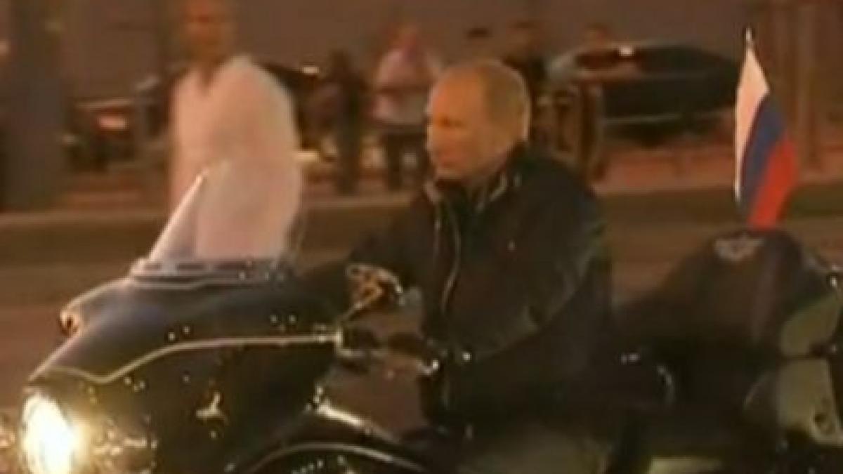 Vladimir Putin îmbrăcat în piele neagră, la ghidonul unui Harley Davidson