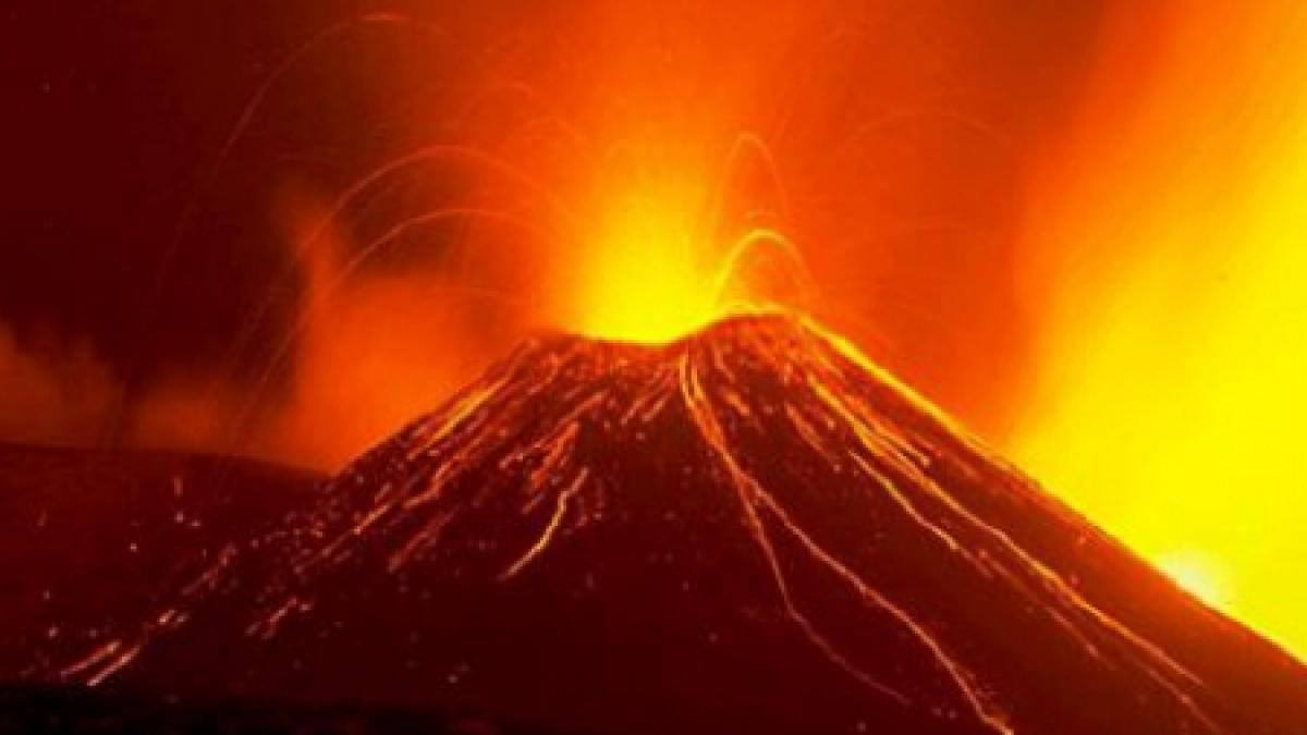 Vulcanul Etna a erupt pentru a 12-a oară în acest an: Fum şi cenuşă deasupra Siciliei