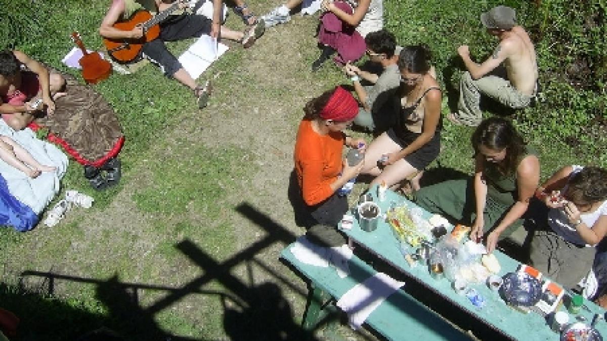 Couchsurfing în România: Cabană cu cazare gratuită la poalele Retezatului, într-o fostă fierărie