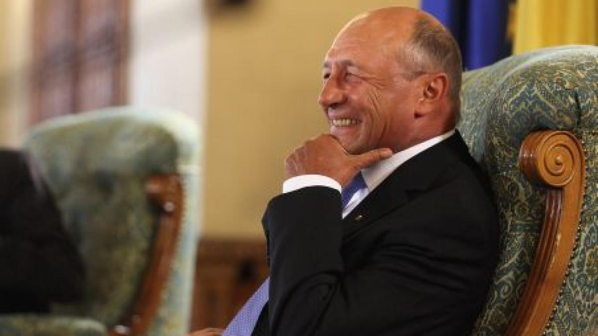 Băsescu glumeşte cu ambasadorii: Am un discurs pregătit. Dacă nu sunteţi cuminţi, vi-l citesc integral