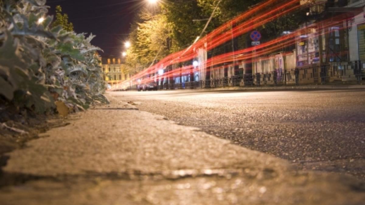 Imagini şocante! Tânăr bătut cu bestialitate sub ochii a zeci de oameni, după o ceartă în trafic