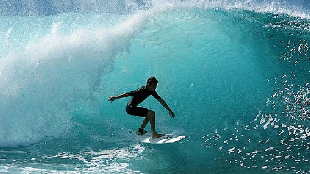 Surf senzaţional. Vezi cum se distrează mai nou tinerii surferi