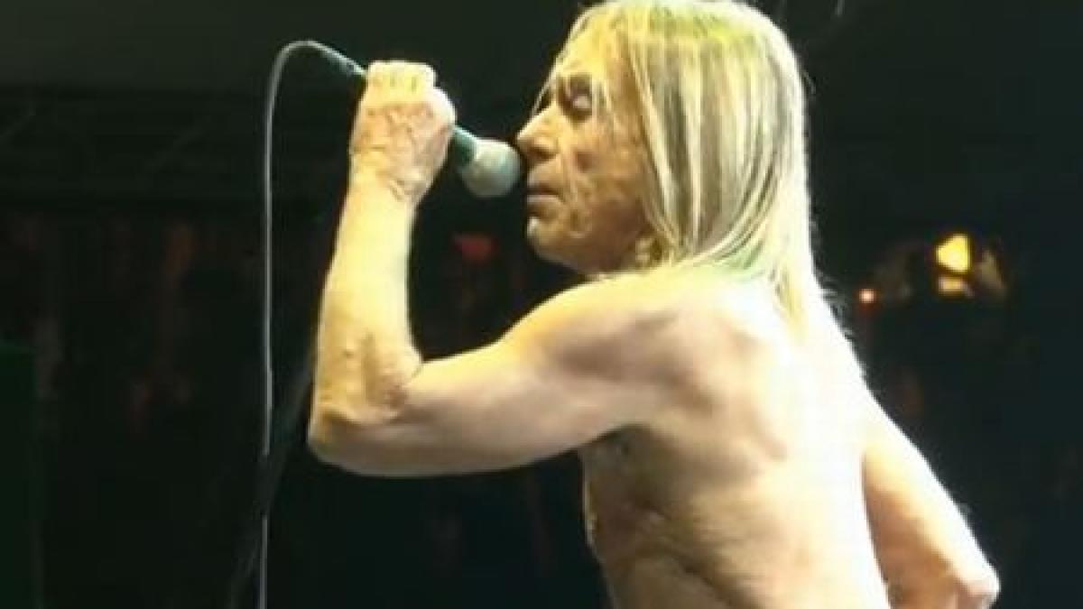 Iggy Pop şi-a fracturat piciorul în timpul concertului din România