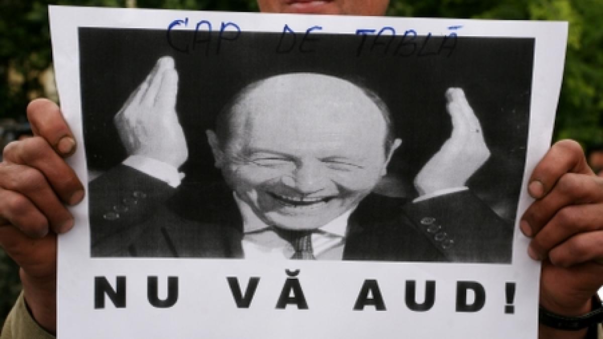 &quot;Nu vă fie frică, că Băsescu pică!&quot; Peste 150 de revoluţionari au protestat în Timişoara