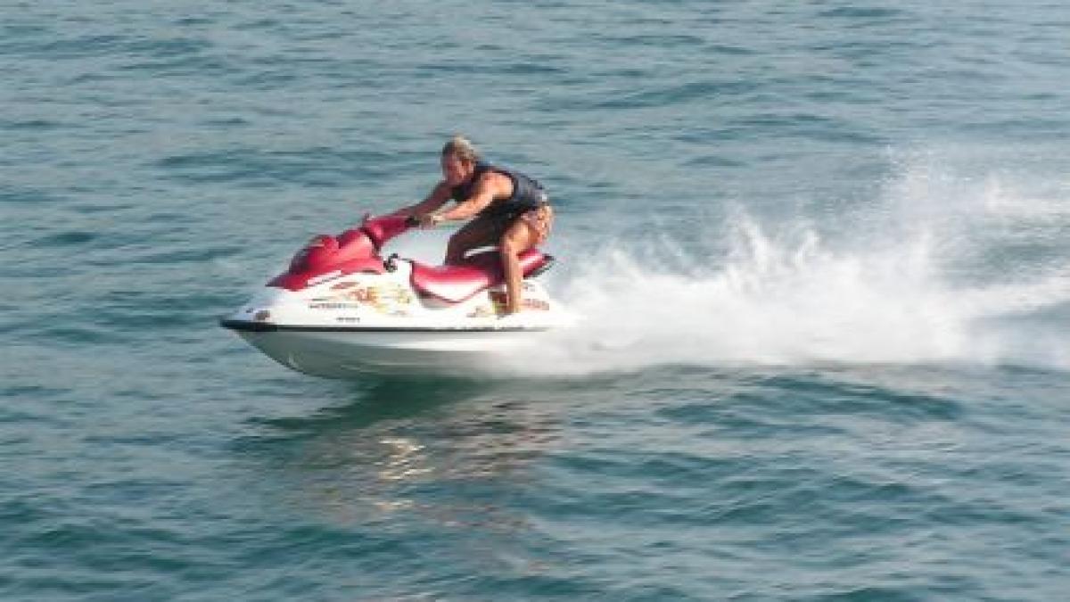 Distracţie cu skyjet-ul în piscina unui hotel din Mamaia