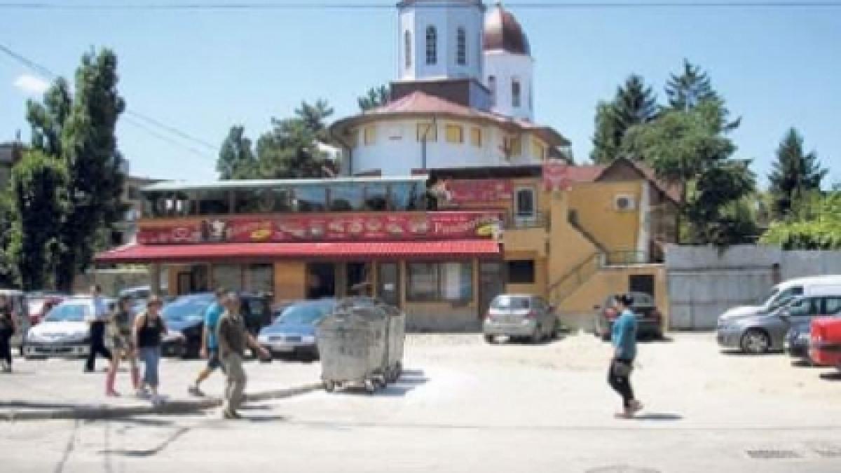 Proprietarul pizzeriei din Galaţi, evacuat cu ajutorul mascaţilor. Restaurantul va fi demolat