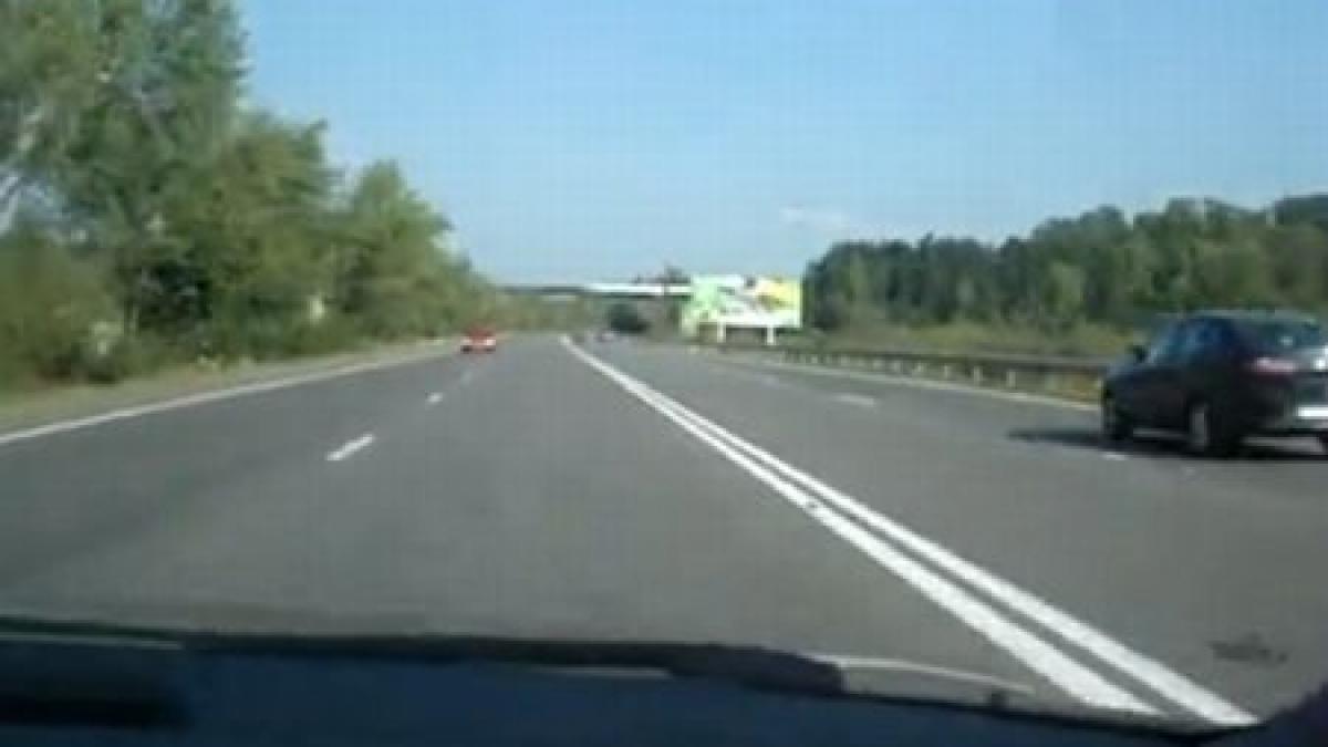 Tineri inconştienţi: Circulă cu 120 km/h pe contrasens în timp ce ascultă manele la maxim