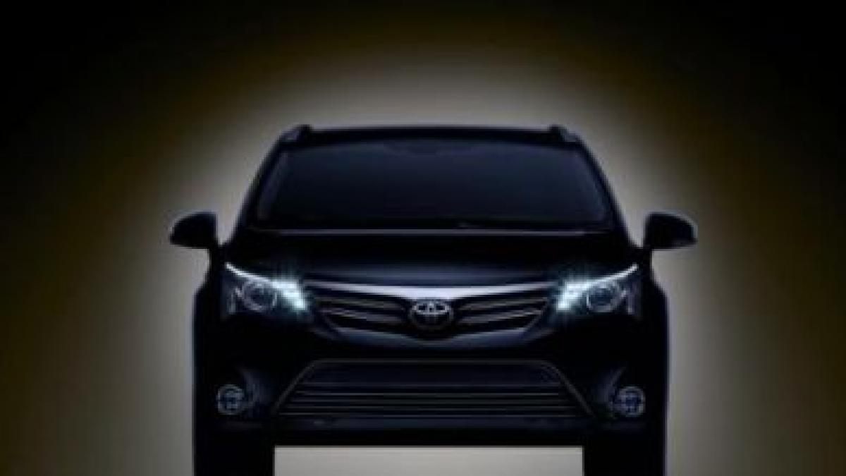 Toyota Avensis cu facelift - prima imagine teaser înaintea prezentării de la Frankfurt