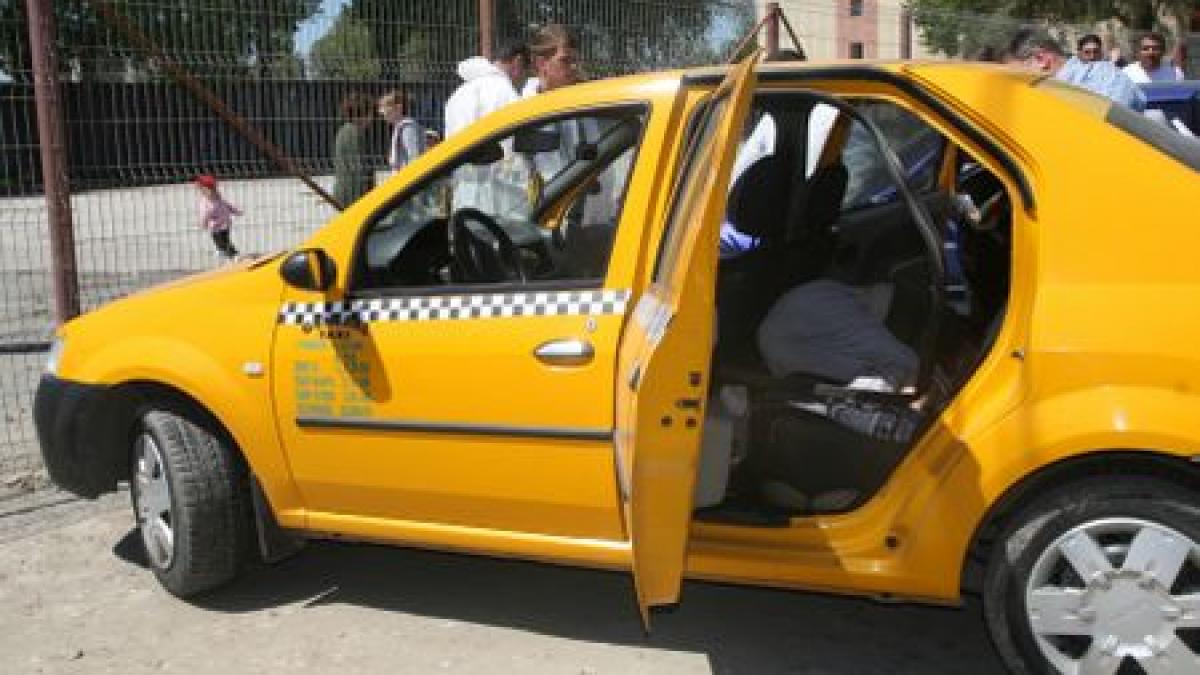 Un taximetrist din Ploieşti a înapoiat 10.000 de lei uitaţi de un pensionar în maşină