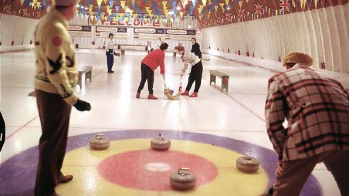 Curlingul s-a lansat oficial, în acest week-end, în România. Vezi cum se practică acest sport