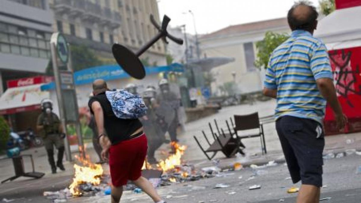 Proteste violente în Grecia. Premierul a anunţat un nou set de măsuri de austeritate