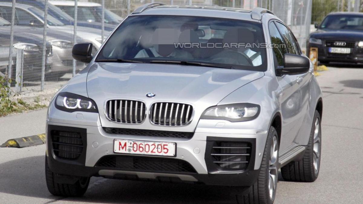 BMW X6 cu facelift, surprins în imagini spion aproape fără camuflaj