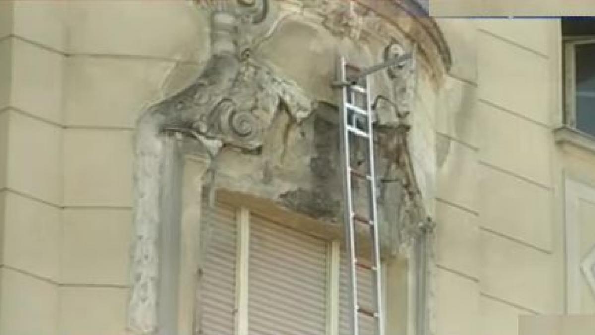 Cluj-Napoca. Trei copii răniţi, după ce tencuiala unui balcon s-a prăbuşit peste ei