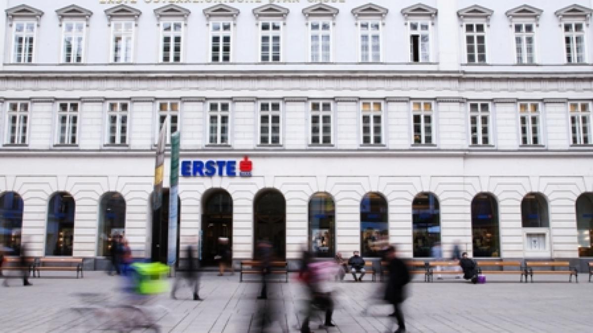   Urmatoarele 24 de ore vor aduce oferta Erste pentru SIF-uri: Austriecii decid in Consiliul de Administratie cat vor oferi pe actiunile BCR. Bancherii de la Rothschild vin cu evaluarea finala