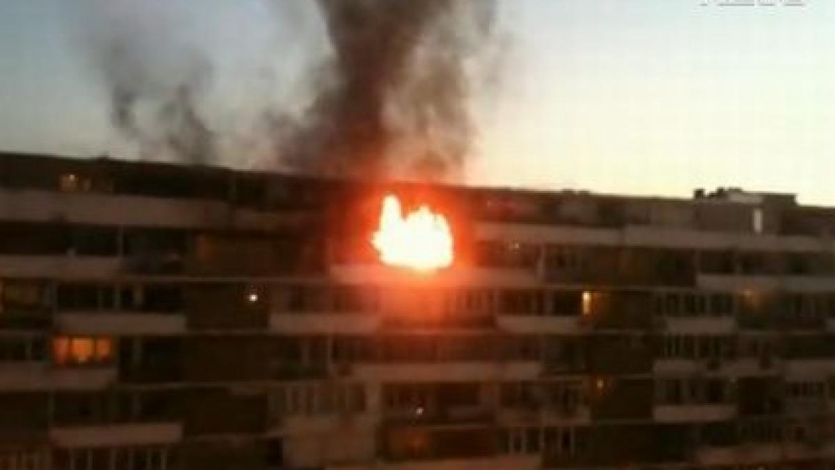 Bucureşti. Un incendiu izbucnit la un apartament s-a extins la alte trei locuinţe