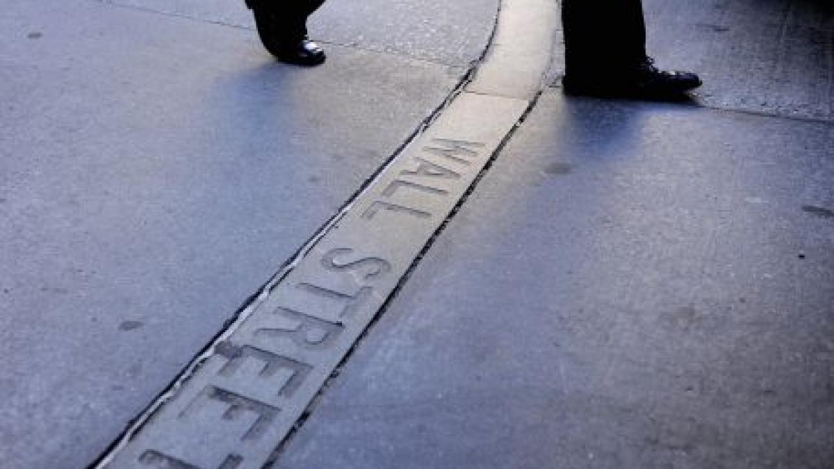 Sute de manifestanţi au protestat pe Wall Street. Motivele protestului - corupţia şi lăcomia