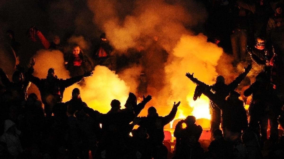 Fanii echipei Dinamo au bombardat stadionul din Ştefan cel Mare cu torţe şi petarde