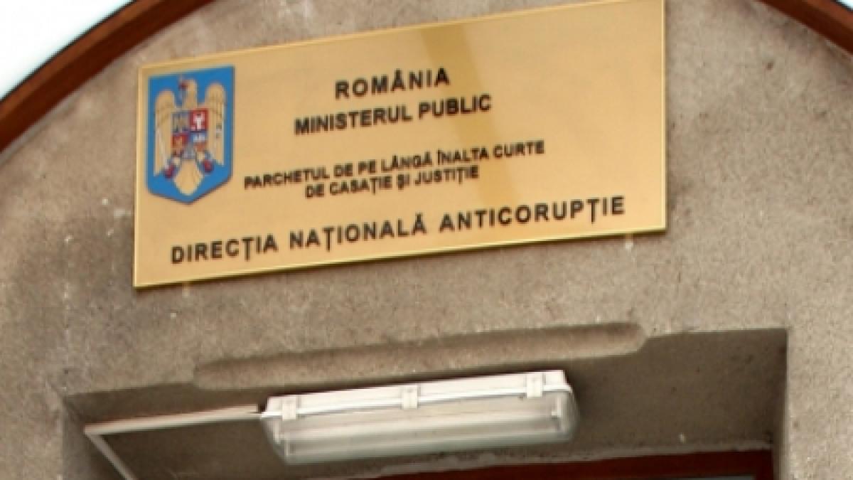 Directorul unei şcoli din Cluj-Napoca, reţinut de DNA pentru o şpagă de 2.000 de euro