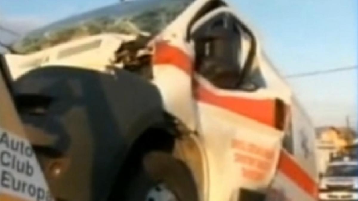 Prahova. Şoferul unei ambulanţe a adormit la volan şi a intrat într-un TIR