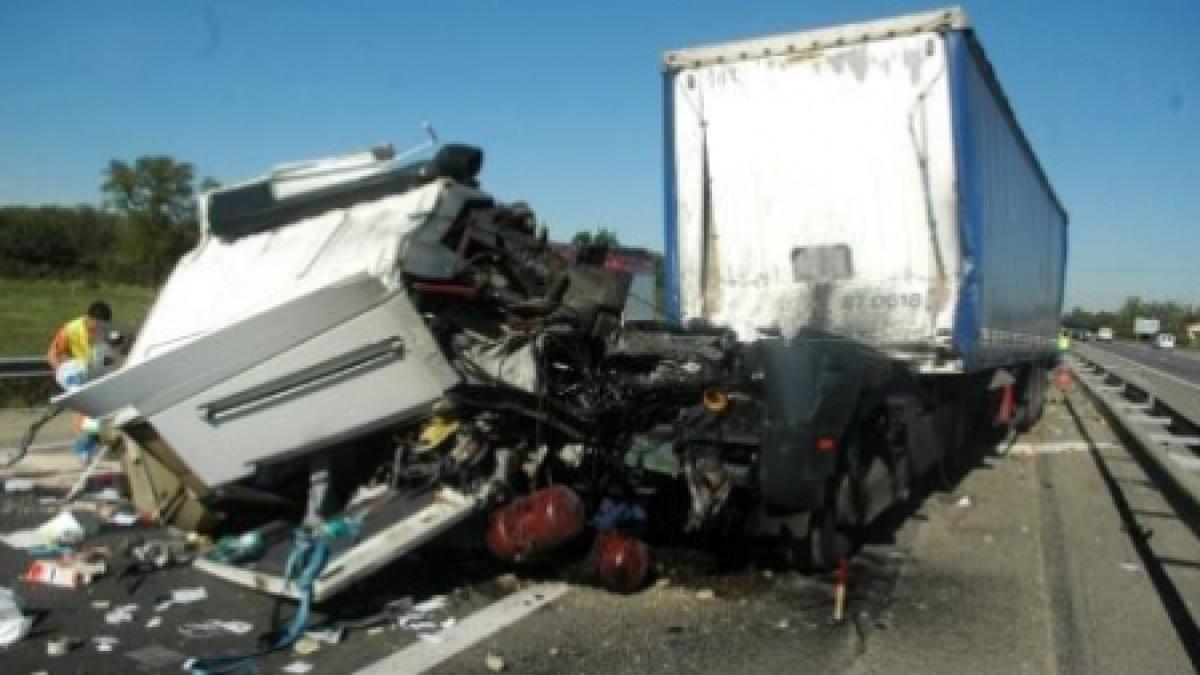 Un camion românesc, implicat într-un accident în Ungaria: 28 de persoane rănite