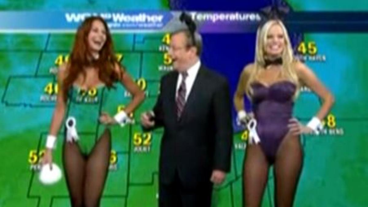 Două Miss Playboy, superbe şi dezinhibate, îşi fac de cap cu prezentatorul de la meteo în timpul emisiunii