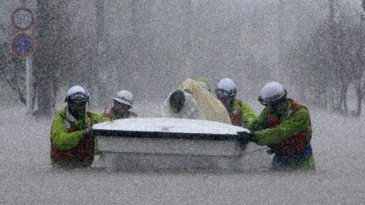 Taifunul Roke a lovit Japonia. Patru persoane au murit, peste un milion sunt sfătuite să evacueze