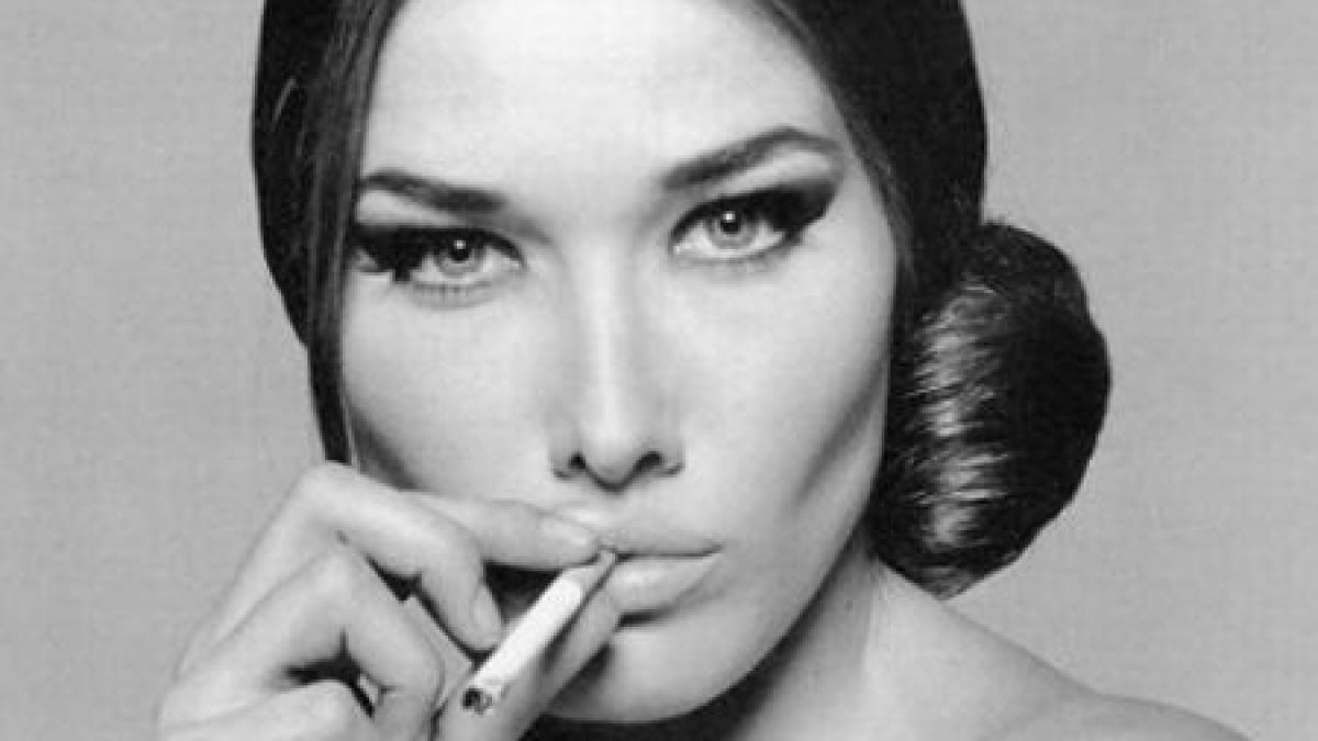 Carla Bruni de abia aşteaptă să nască. Motivul? Tânjeşte după o ţigară