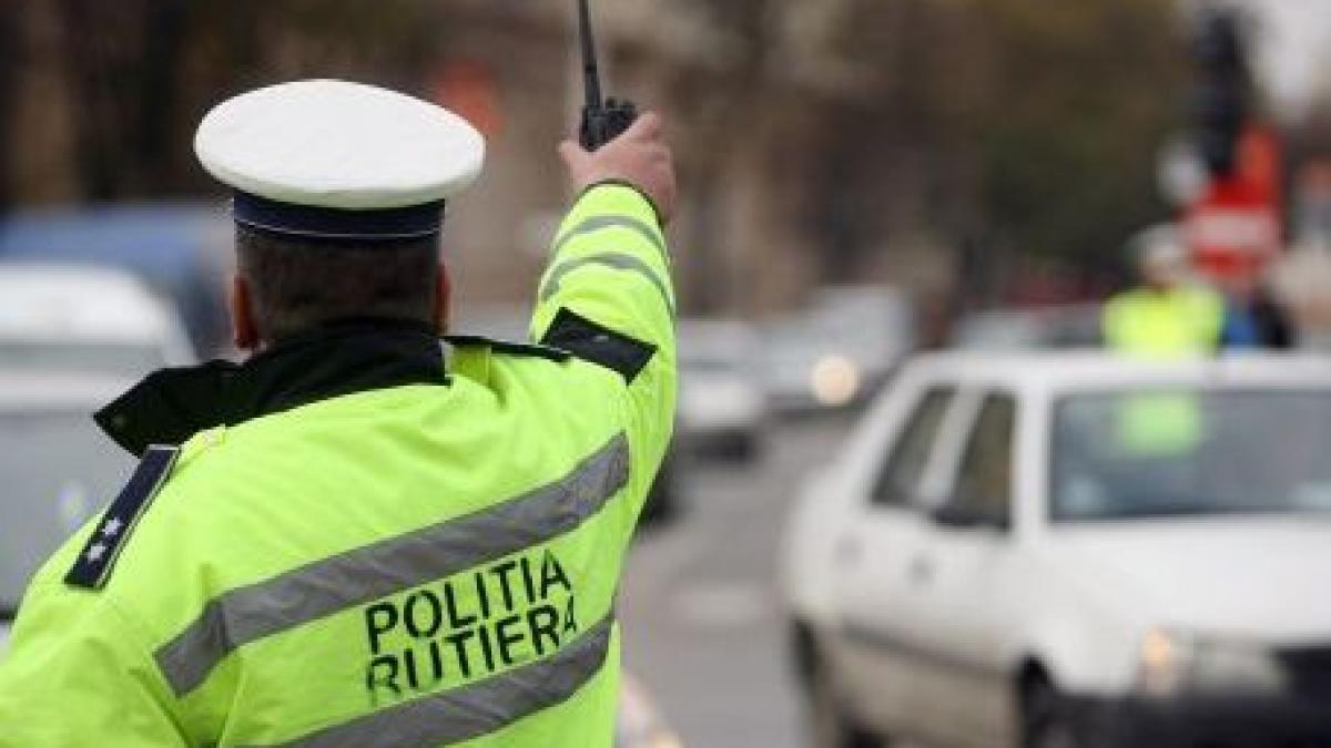 Craiova. Un poliţist care dirija traficul a fost lovit de o maşină