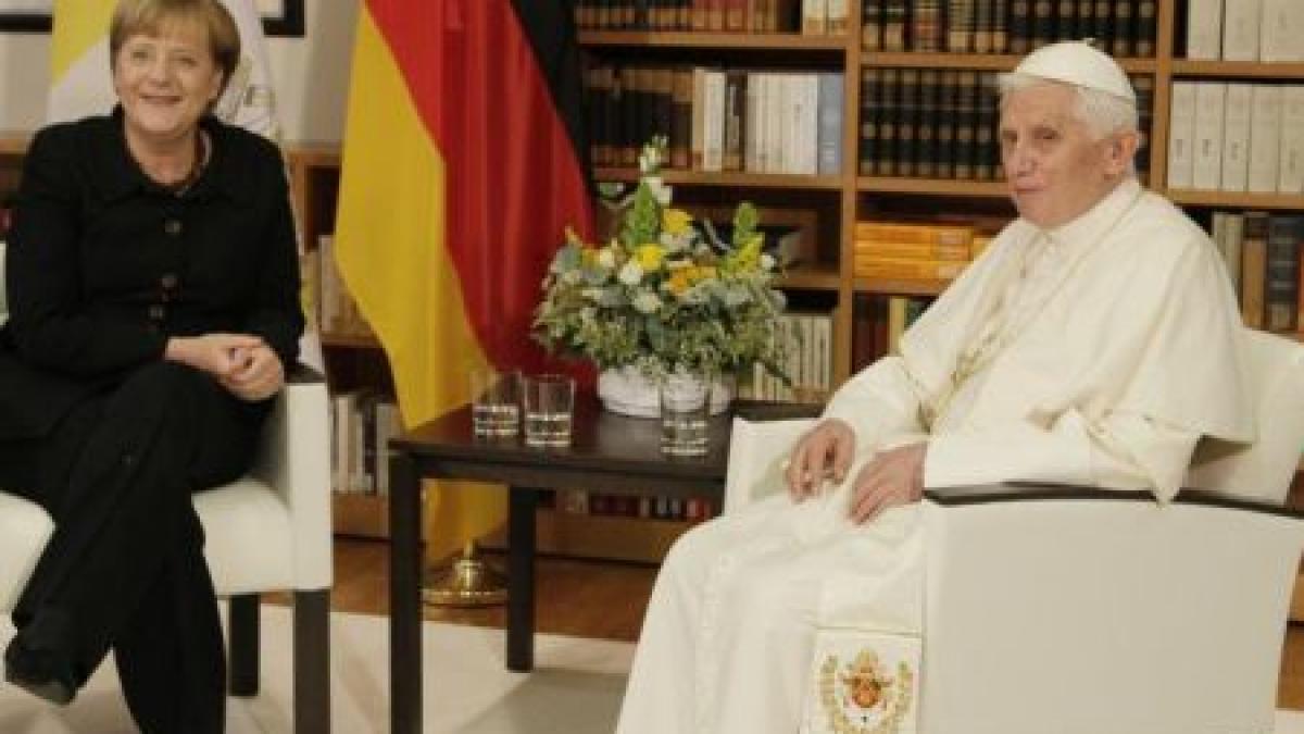 Papa Benedict al XVI-lea a ajuns în Germania. Zeci de persoane au protestat faţă de vizita Suveranului Pontif