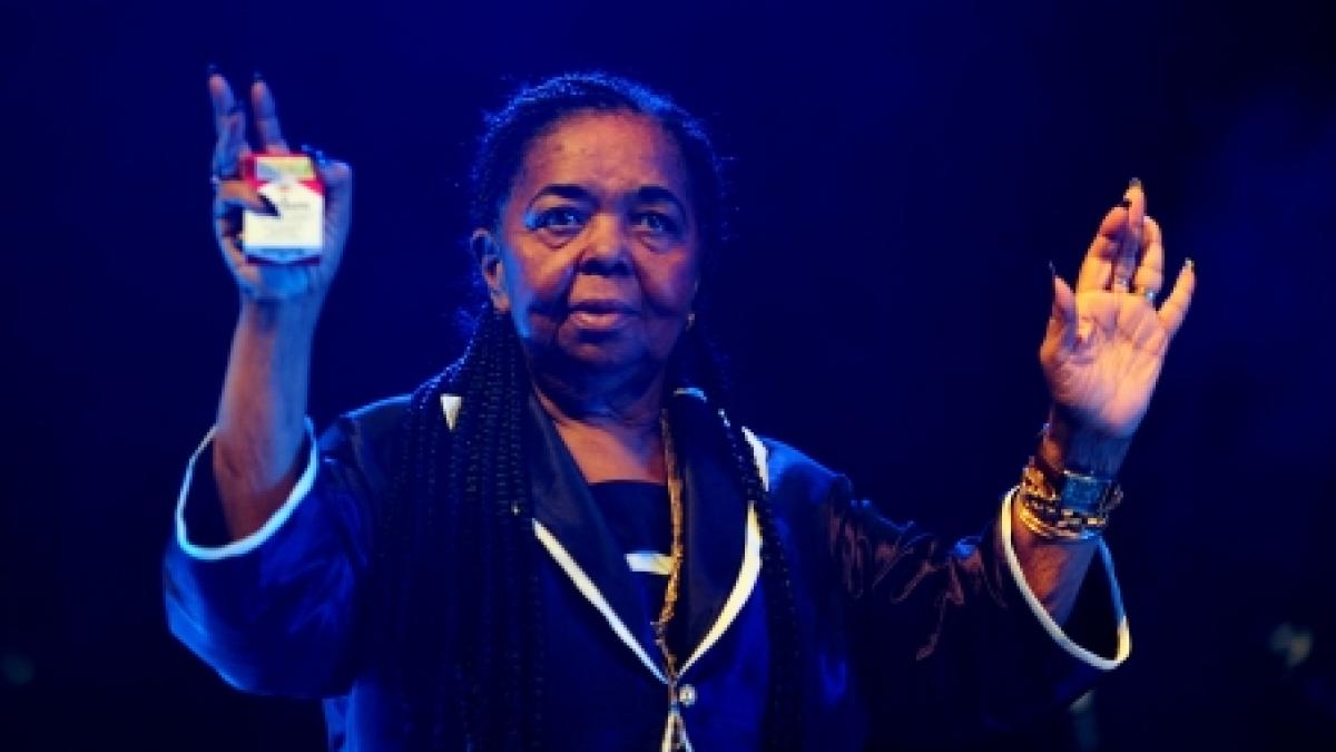 Cesaria Evora îşi încheie cariera de cântăreaţă. Nu va mai susţine concertele din România