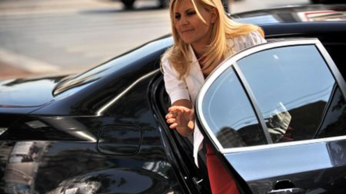 Elena Udrea a călcat strâmb: S-a împiedicat la intrarea în sediul PDL