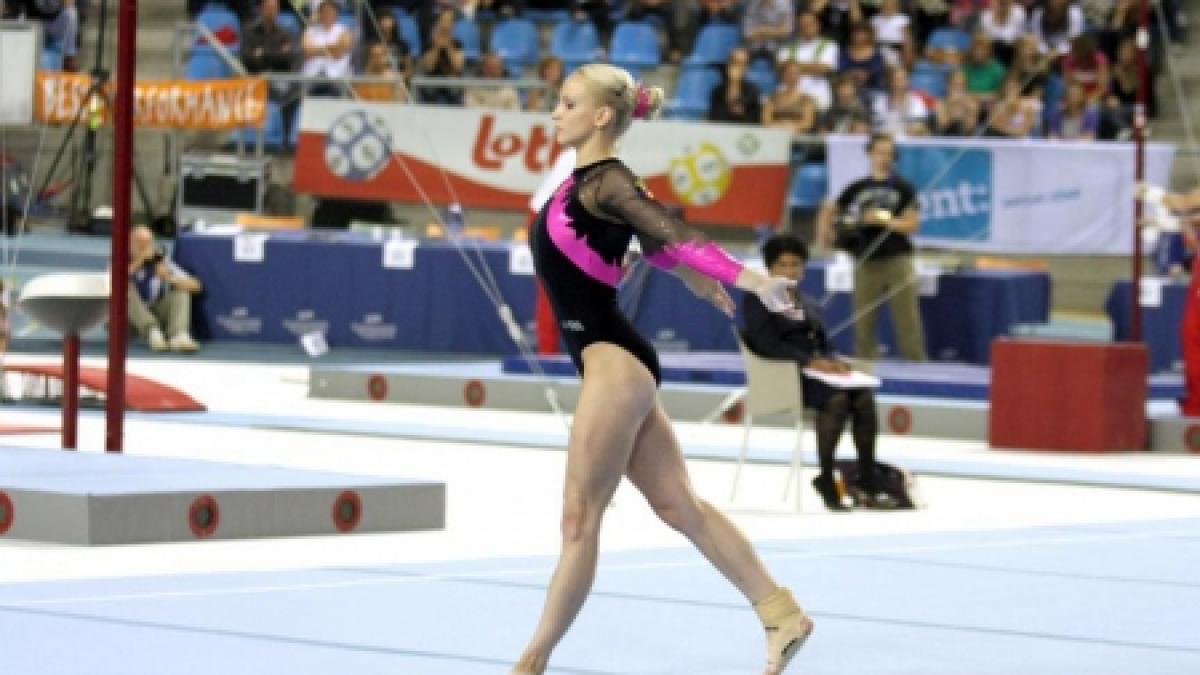 Antrenament pe manele la Ploieşti, pentru Campionatul de Gimnastică al României