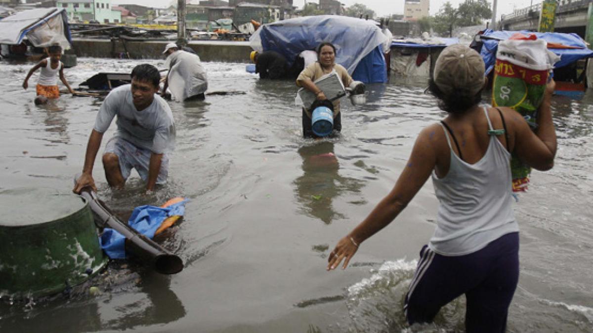 Filipine. Bilanţul taifunului Nesat a ajuns la 23 de morţi şi 35 de dispăruţi