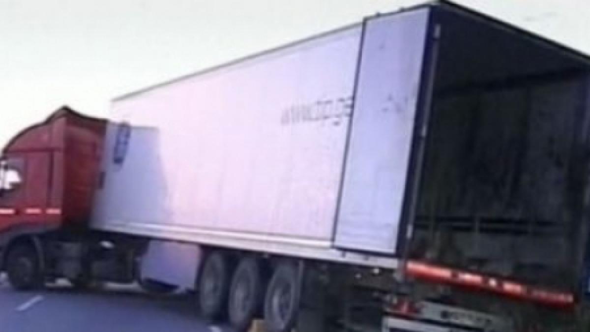 Accident grav în Craiova: Două tiruri s-au ciocnit, unul dintre ele acroşând o maşină