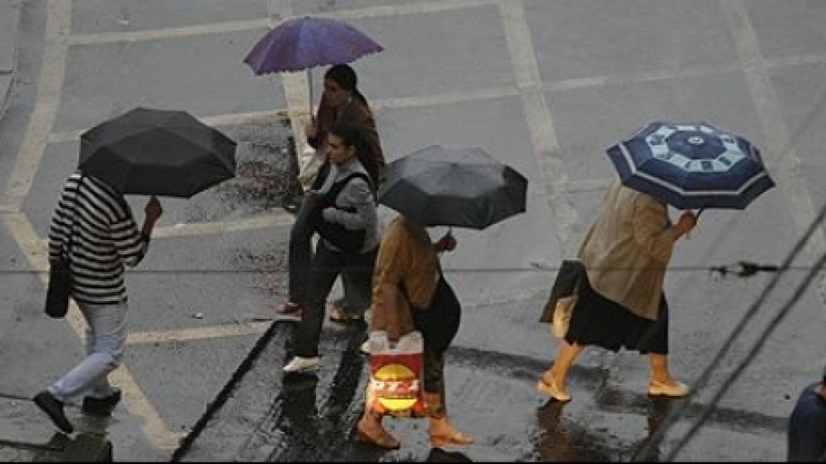 Cât va mai dura această toamnă văratică şi când începe cu adevărat iarna? Prognoza meteo pe 3 luni