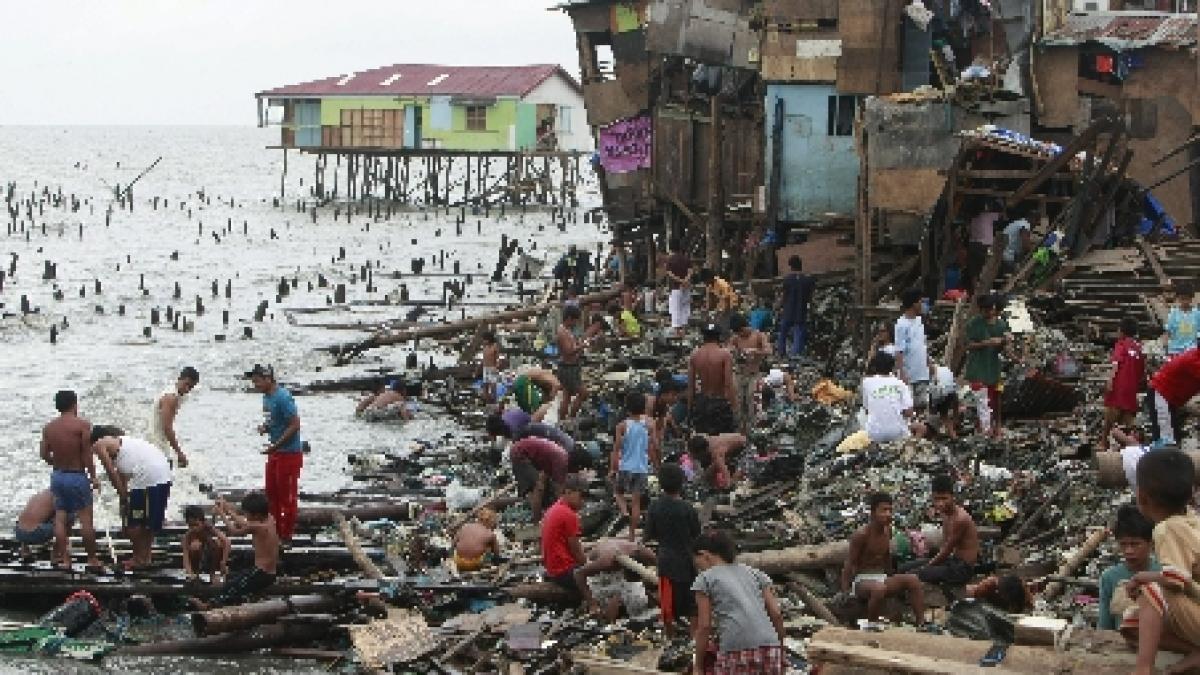 Două taifunuri devastează Filipine. Zeci de mii de oameni sunt sinistraţi. Galerie Foto