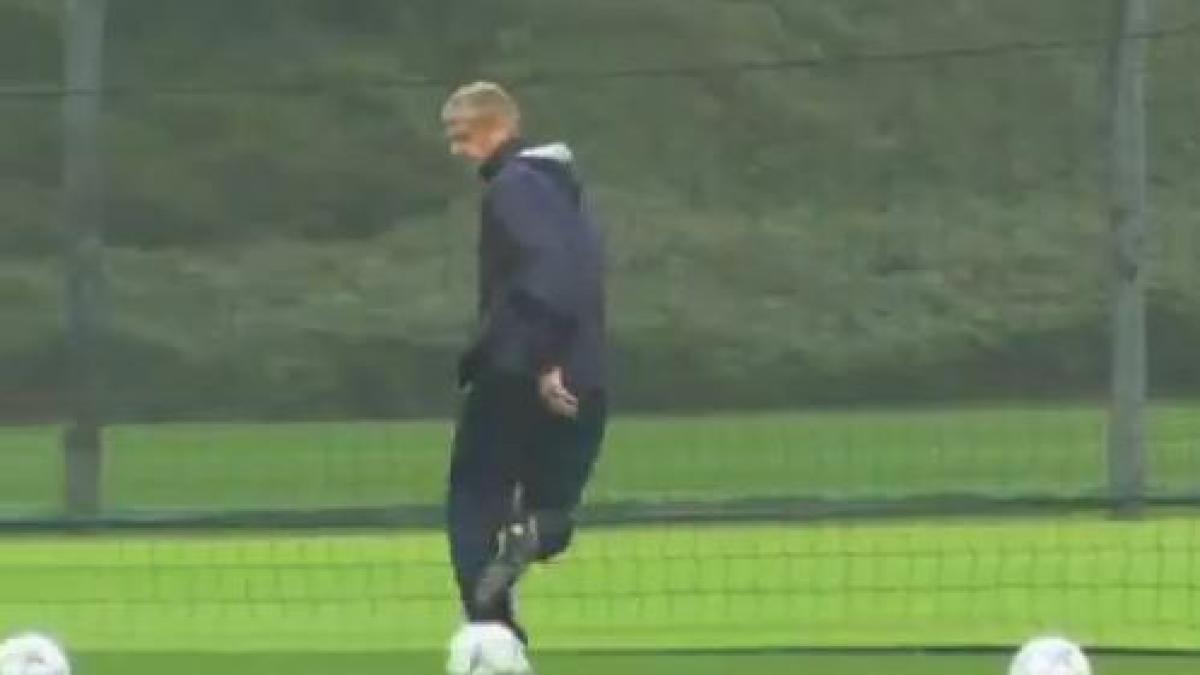 Mai folositor pe teren decât pe bancă? Arsene Wenger face show la antrenamentele lui Arsenal