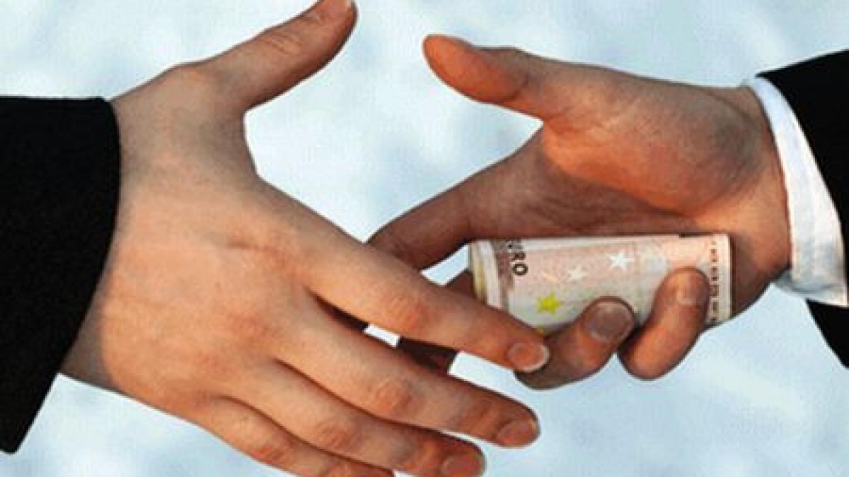 Şi-a riscat libertatea pentru 30.000 de euro. Primarul din Frăsinet, reţinut pentru luare de mită