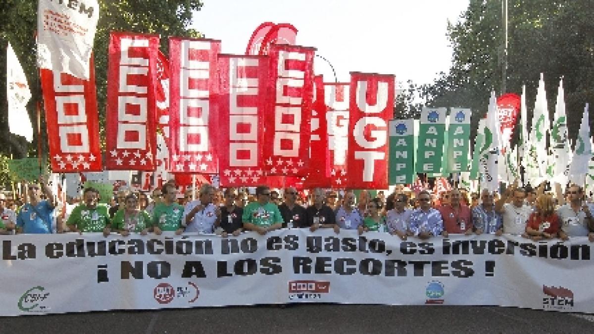 Zeci de mii de profesori şi liceeni au manifestat la Madrid împotriva reducerilor bugetare