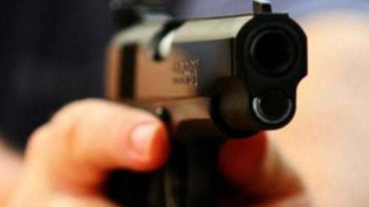 Dâmboviţa. Un bărbat a fost reţinut, după ce a ameninţat o tânără cu pistolul şi a bătut-o