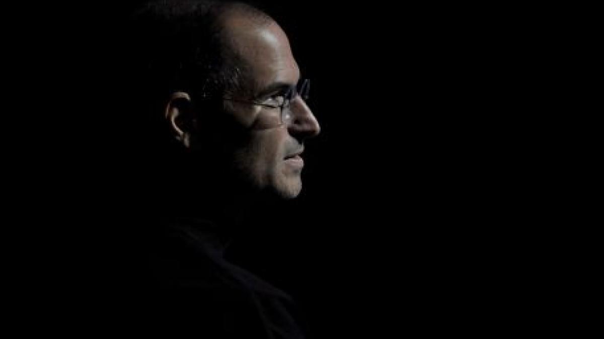 Fotografia care i-a prevestit moartea! Vezi cum arăta Steve Jobs la două zile după ce şi-a dat demisia