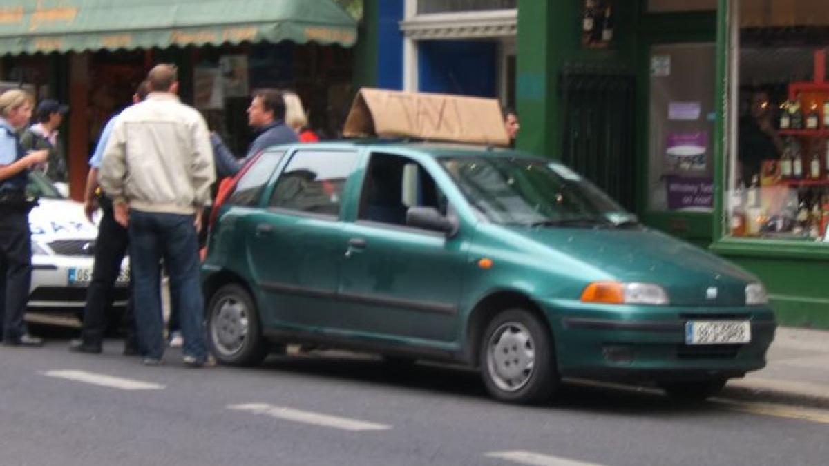 La limita prostiei: Un român din Irlanda a vrut să-şi transforme maşina în taxi. Vezi ce a ieşit