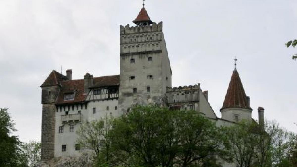 Reportaj francez la Castelul Bran despre...aproape nimic: Un cioban şi vânzătorii de la poalele Branului