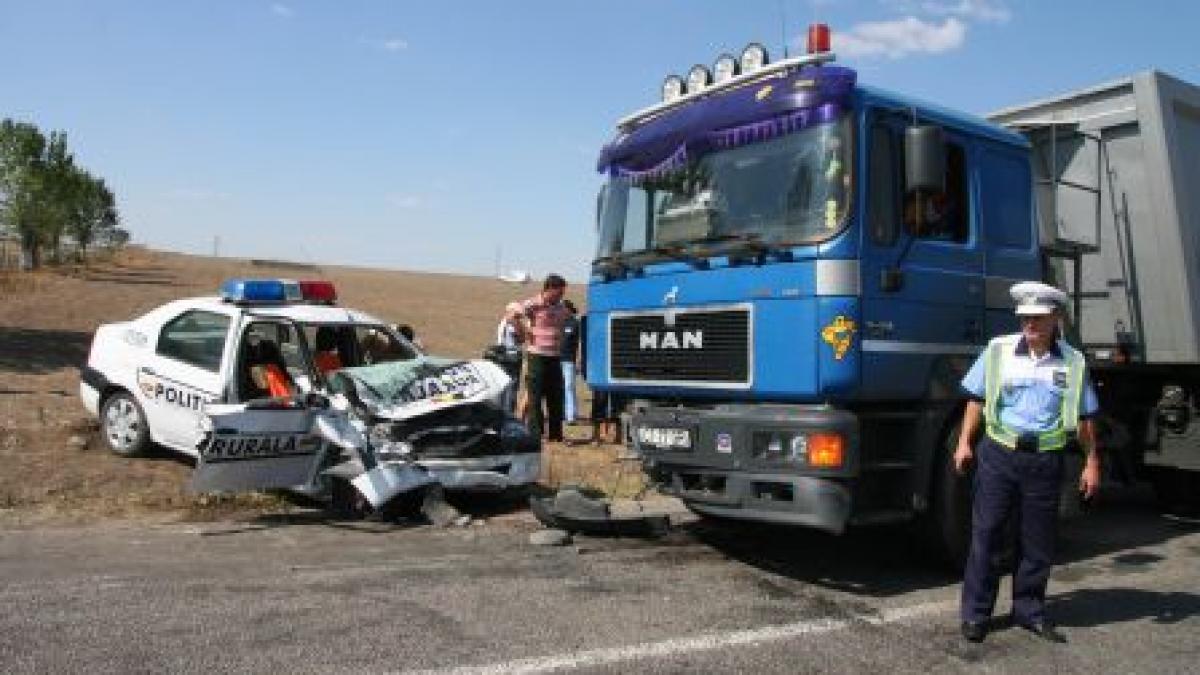 O maşină de poliţie, implicată într-un accident grav pe DN1