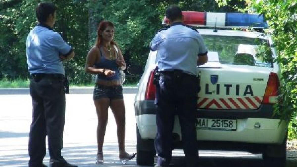 Prostituatele i-au umplut de purici pe poliţişti: „Săreau pe noi ca la fotbal”