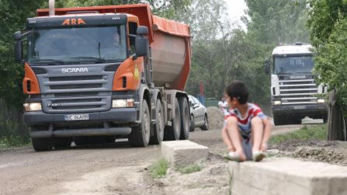 Un camion încărcat cu fosfat de amoniu, implicat într-un accident pe centura oraşului Ploieşti